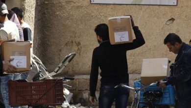 توزيع مساعدات إغاثية للنازحين من مخيم اليرموك