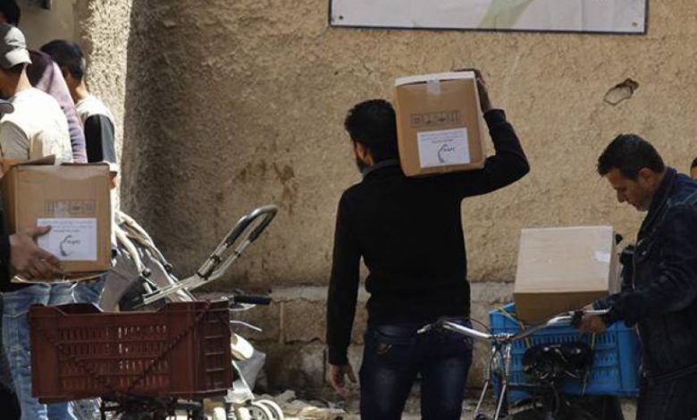 توزيع مساعدات إغاثية للنازحين من مخيم اليرموك