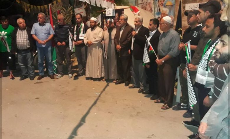 الجهاد تنظم وقفة تضامنية مع الأسرى المضربين في مخيم الرشيدية