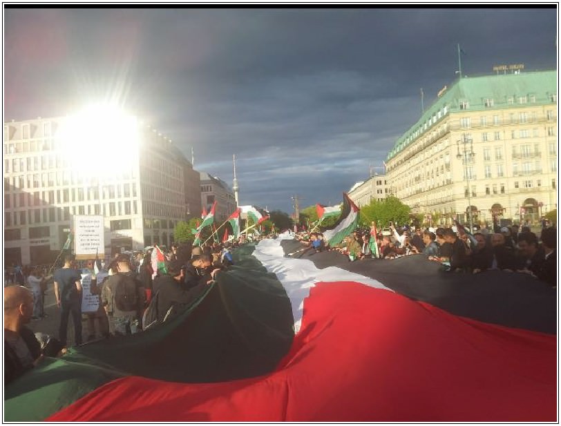  رفع اطول علم لفلسطين في برلين