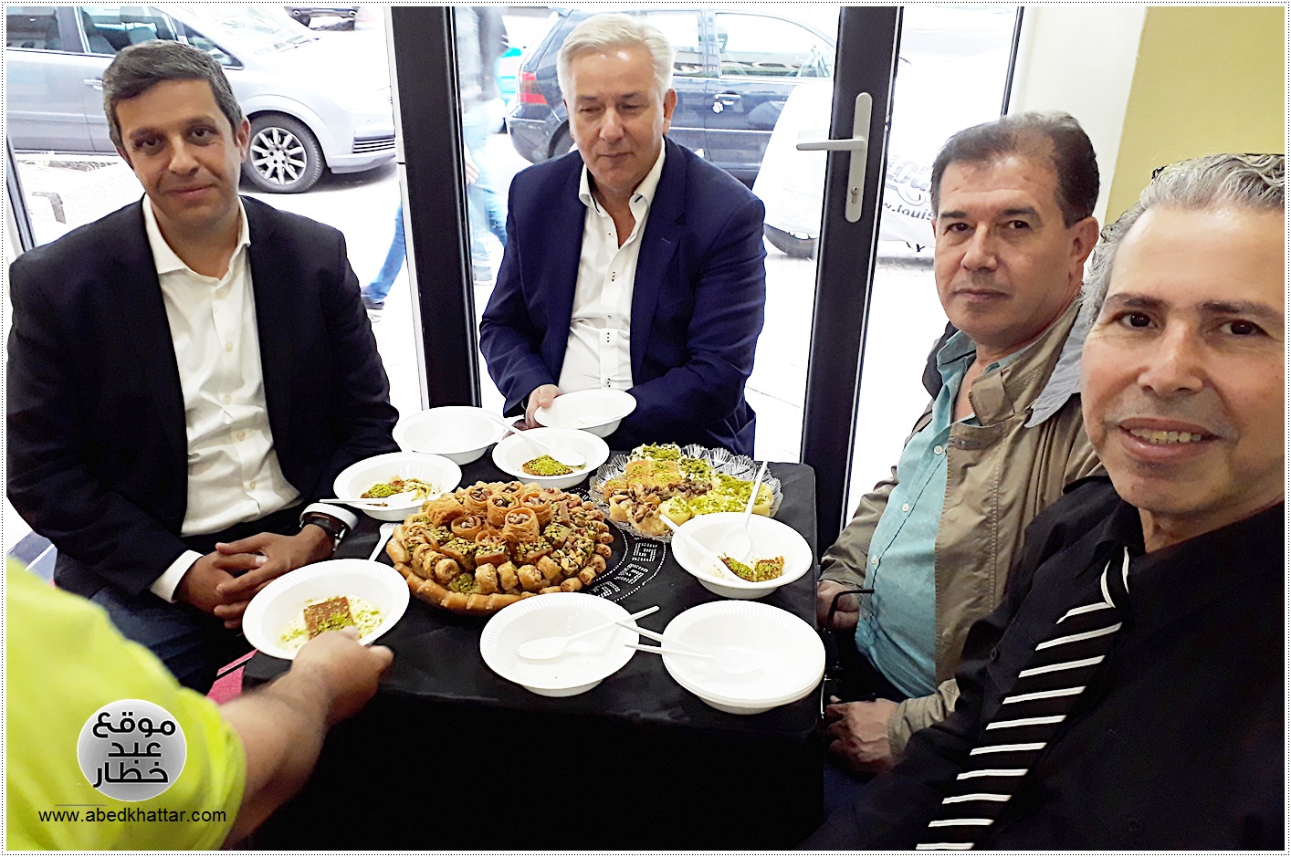 زيارة وفد برلماني الى محل الحلويات Damaskus Konditorei في شارع العرب في برلين