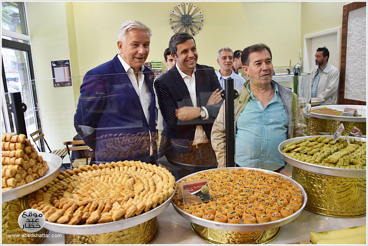 زيارة وفد برلماني الى محل الحلويات Damaskus Konditorei في شارع العرب في برلين