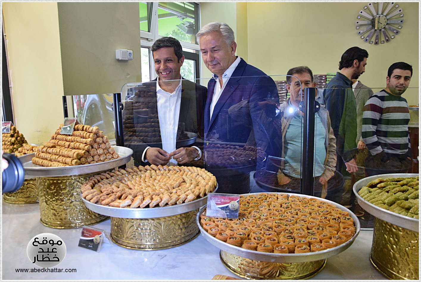 زيارة وفد برلماني الى محل الحلويات Damaskus Konditorei في شارع العرب في برلين