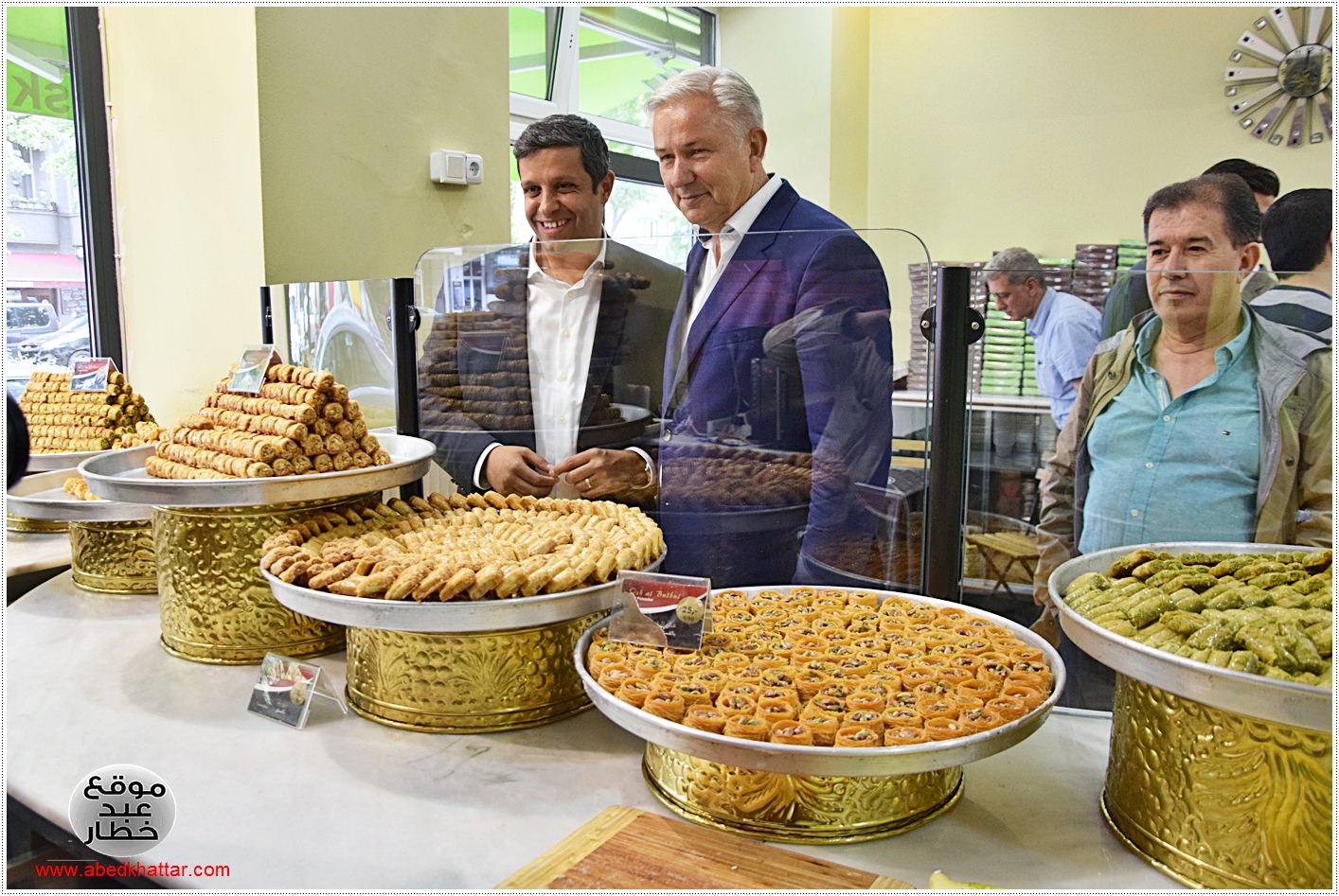 زيارة وفد برلماني الى محل الحلويات Damaskus Konditorei في شارع العرب في برلين