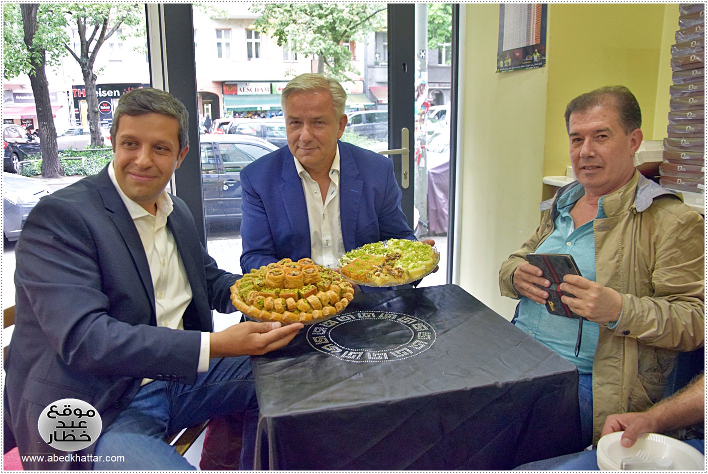 زيارة وفد برلماني الى محل الحلويات Damaskus Konditorei في شارع العرب في برلين