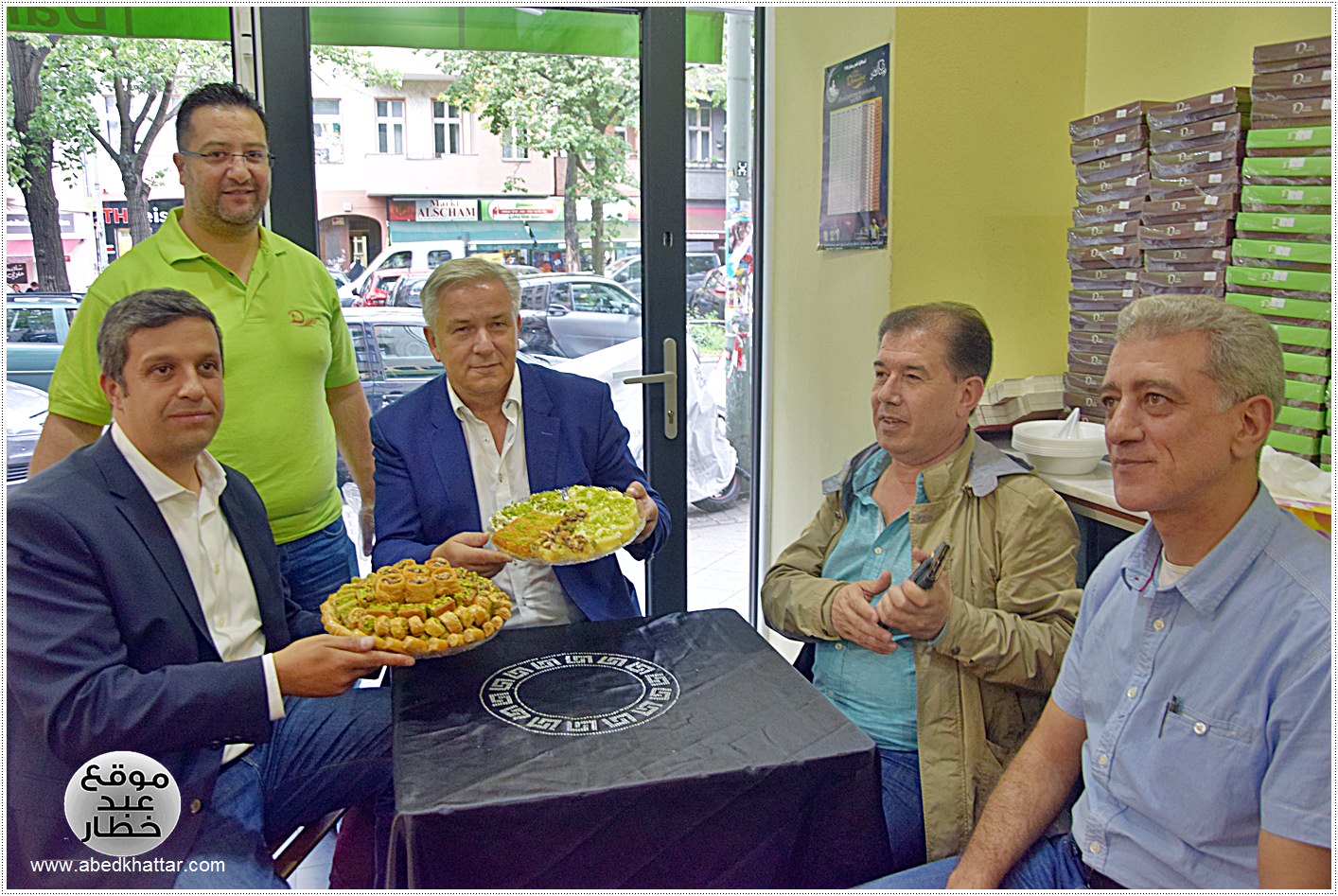 زيارة وفد برلماني الى محل الحلويات Damaskus Konditorei في شارع العرب في برلين