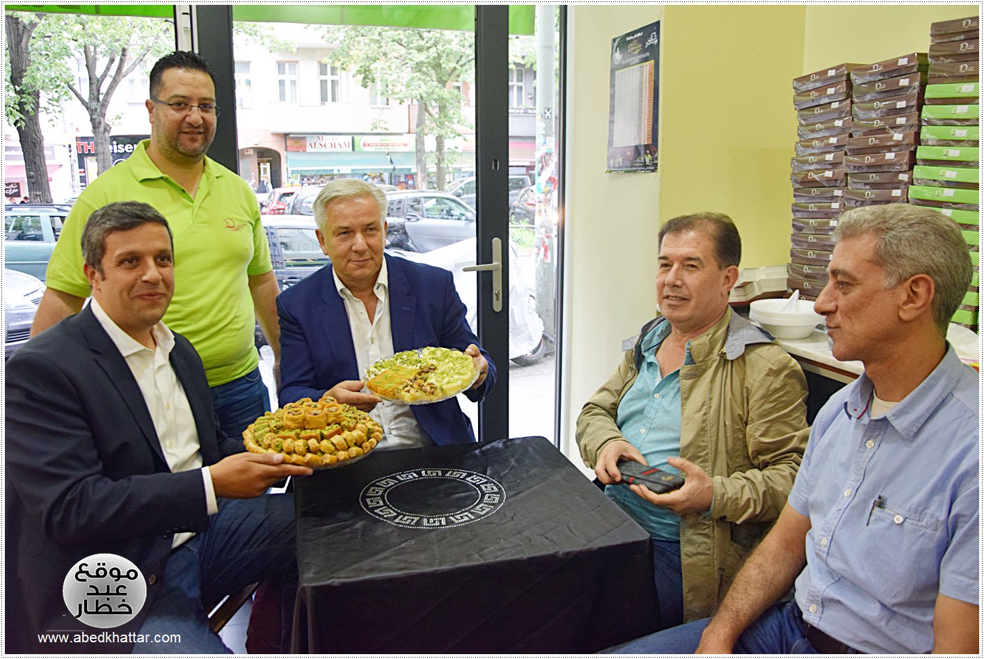زيارة وفد برلماني الى محل الحلويات Damaskus Konditorei في شارع العرب في برلين