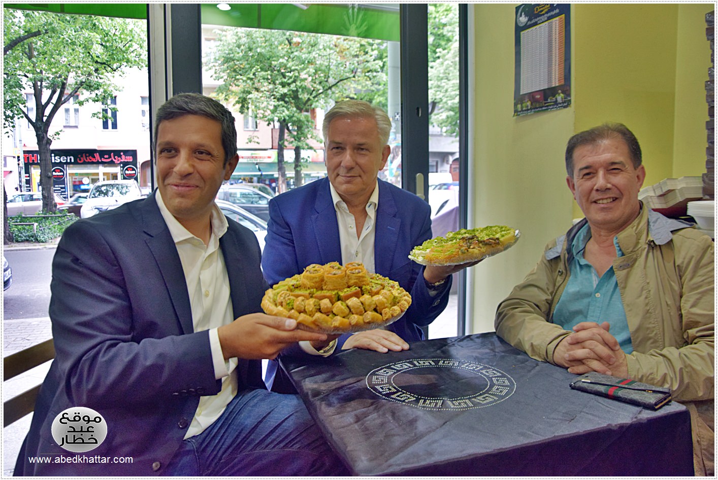 زيارة وفد برلماني الى محل الحلويات Damaskus Konditorei في شارع العرب في برلين