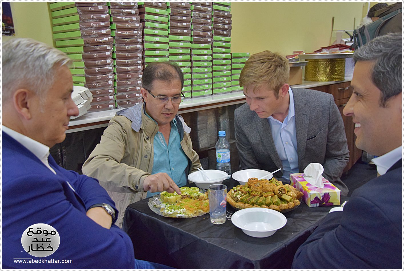 زيارة وفد برلماني الى محل الحلويات Damaskus Konditorei في شارع العرب في برلين