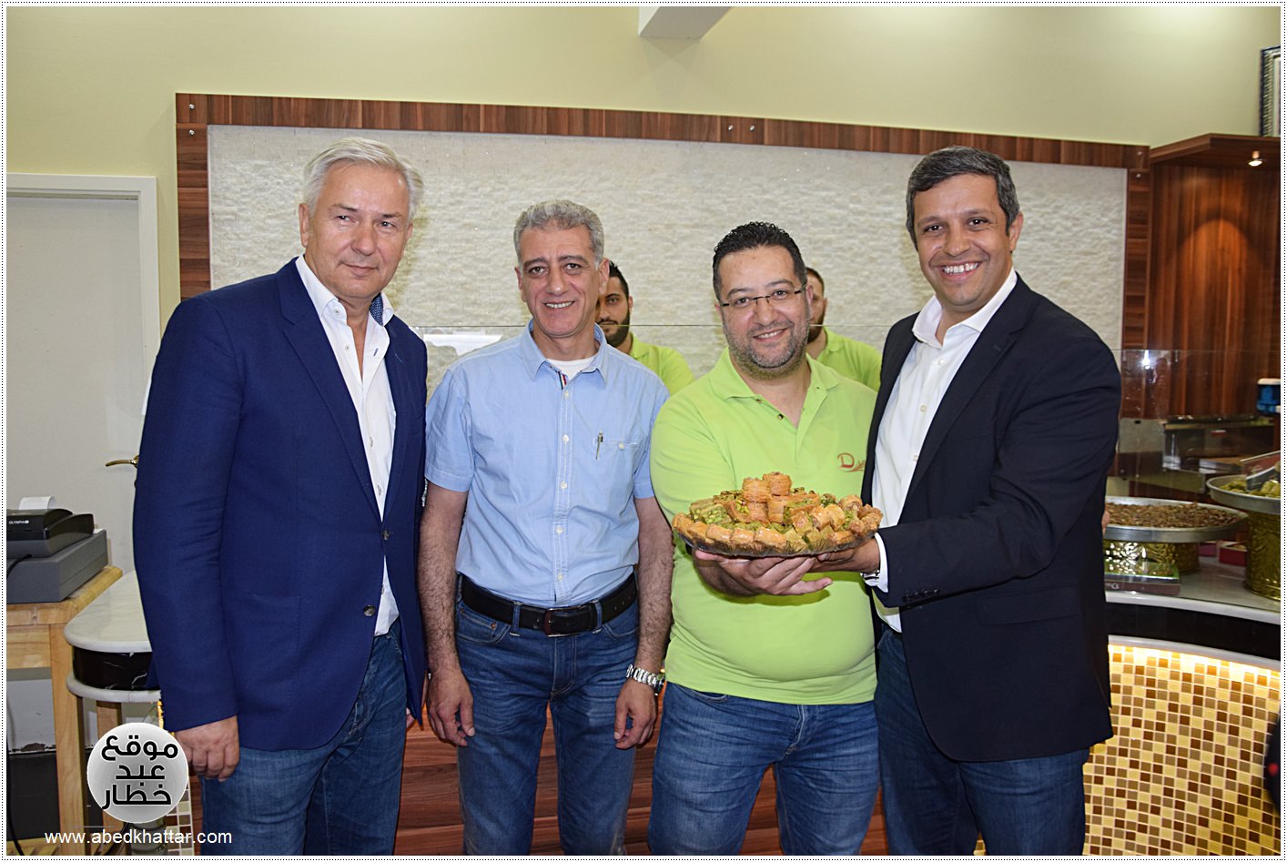 زيارة وفد برلماني الى محل الحلويات Damaskus Konditorei في شارع العرب في برلين