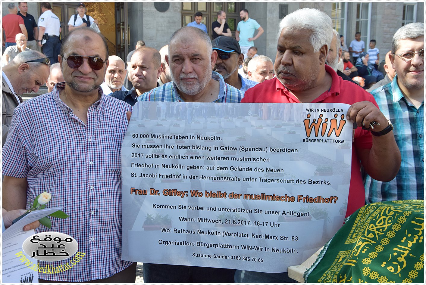 وقفة احتجاجية أمام ساحة بلدية النويكلن للمطالبة بتجهيز مقبرة إسلامية
