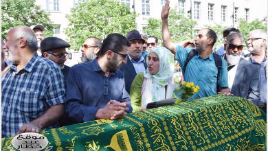 وقفة احتجاجية أمام ساحة بلدية النويكلن للمطالبة بتجهيز مقبرة إسلامية