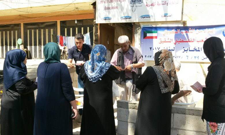 يواصل مكتب متابعة شؤون النازحين في مخيم البداوي توزيع ربطات الخبز المقدمة من الهلال الاحمر الكويتي