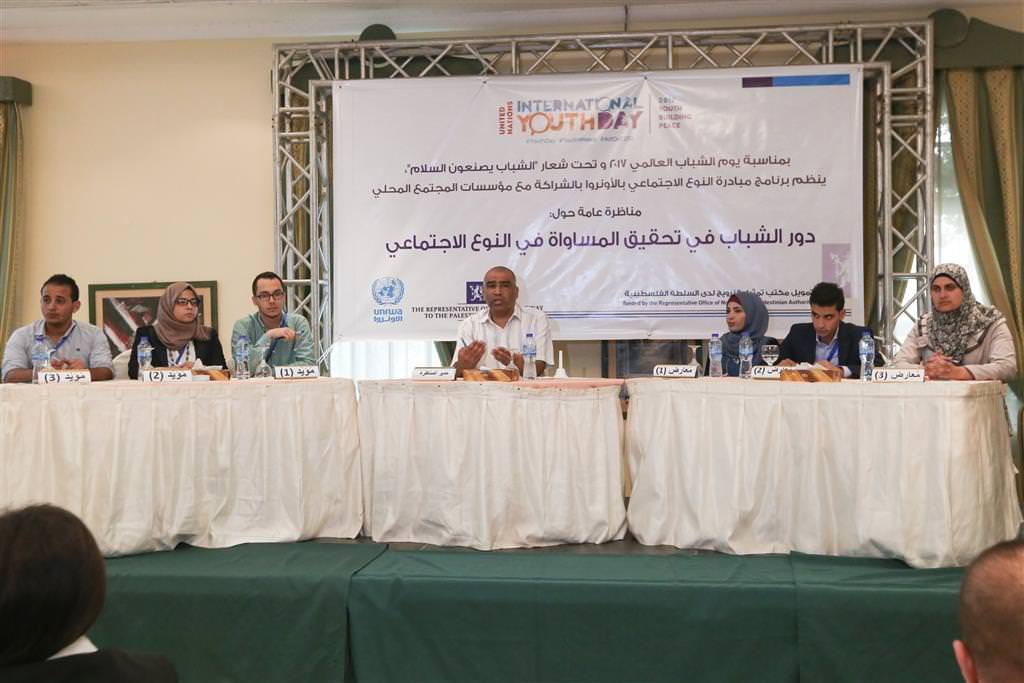صورة للفريقين في المناظرة التي عقدتها مبادرة النوع الاجتماعي في مطعم الروتس في غزة بمناسبة اليوم العالمي للشباب حول تحقيق المساواة في النوع الاجتماعي.