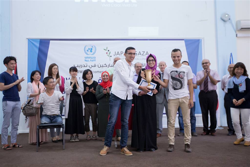الفريق الفائز في مسابقة تحدي ريادة الأعمال غزة لعام 2017 برفقة عدد من كبار موظفي الأونروا والمحكمين والمنظمين للمسابقة.