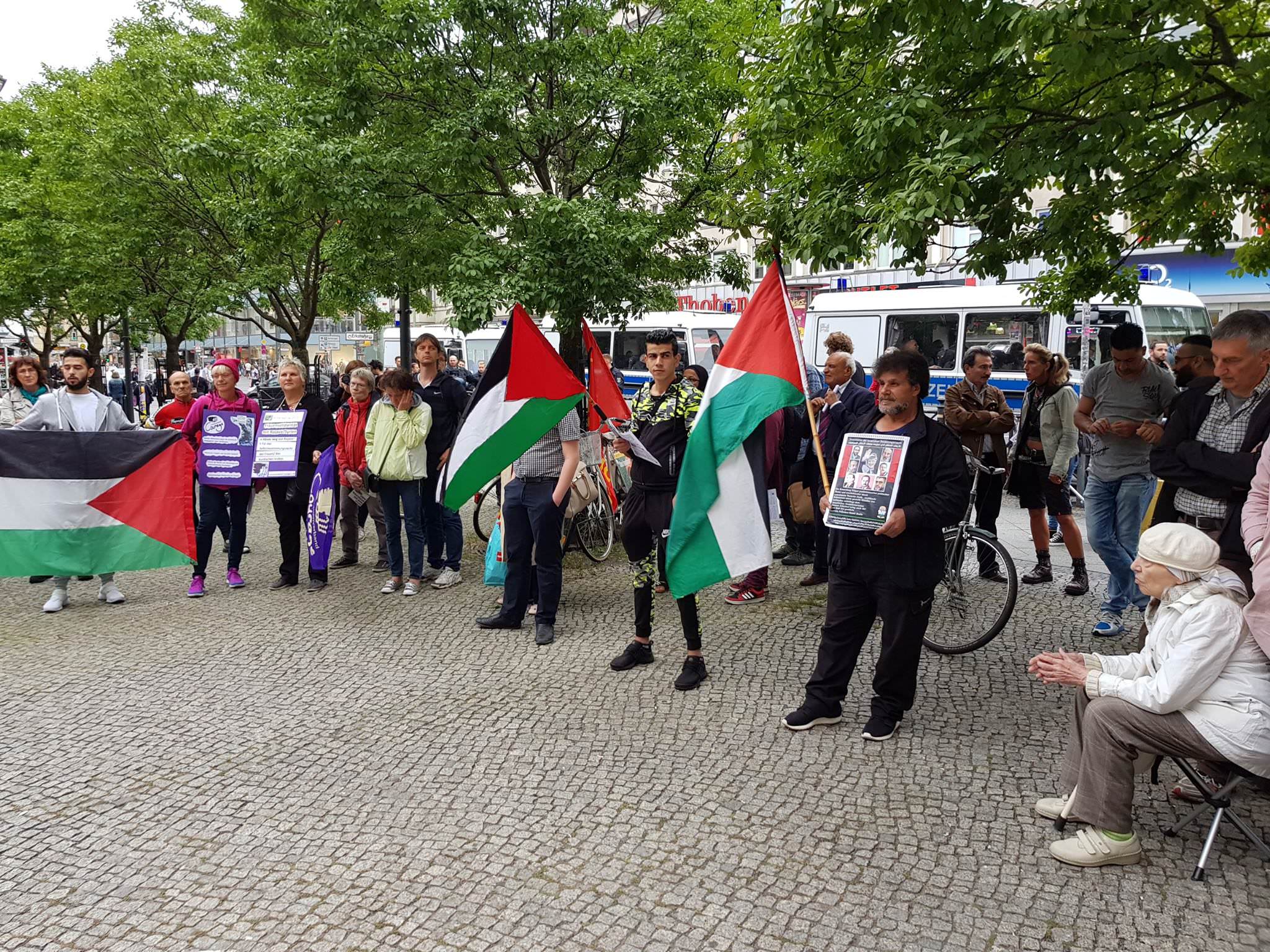 لجان فلسطين الديمقراطية وأنصار الجبهة الشعبية تشارك في مسيرة حاشدة بمناسبة يوم السلام العالمي ومناهضة الحروب في برلين