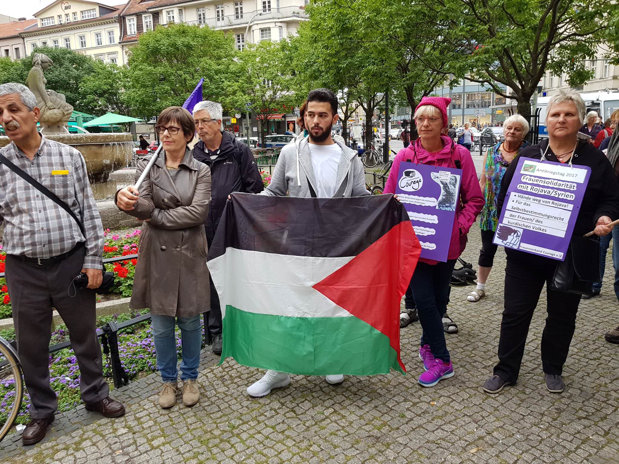 لجان فلسطين الديمقراطية وأنصار الجبهة الشعبية تشارك في مسيرة حاشدة بمناسبة يوم السلام العالمي ومناهضة الحروب في برلين