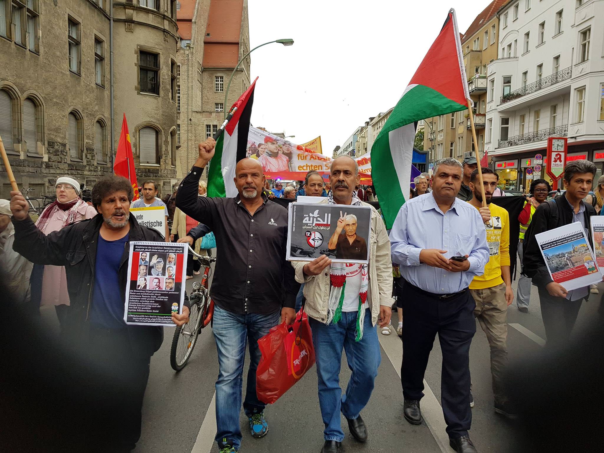 لجان فلسطين الديمقراطية وأنصار الجبهة الشعبية تشارك في مسيرة حاشدة بمناسبة يوم السلام العالمي ومناهضة الحروب في برلين