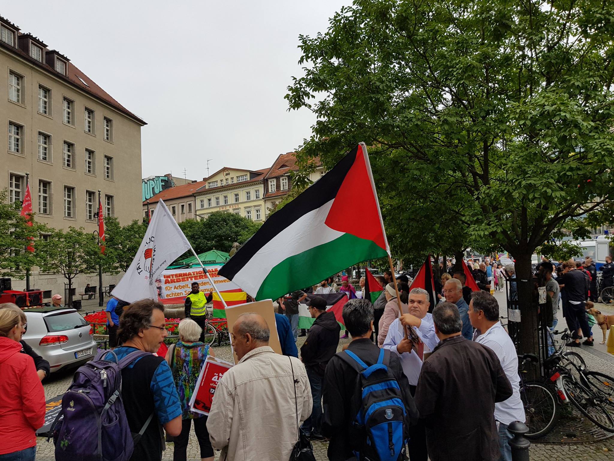 لجان فلسطين الديمقراطية وأنصار الجبهة الشعبية تشارك في مسيرة حاشدة بمناسبة يوم السلام العالمي ومناهضة الحروب في برلين