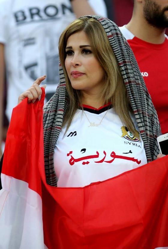 السيدات الإيرانيات إلى المدرجات خلال مباراة سوريا-إيران