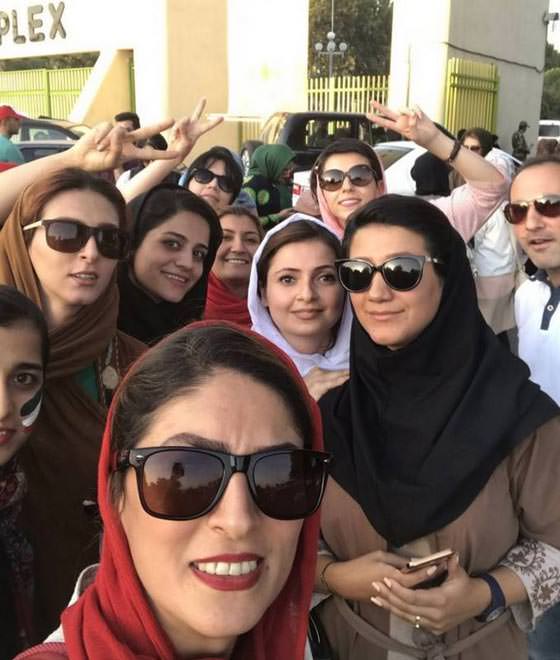 السيدات الإيرانيات إلى المدرجات خلال مباراة سوريا-إيران