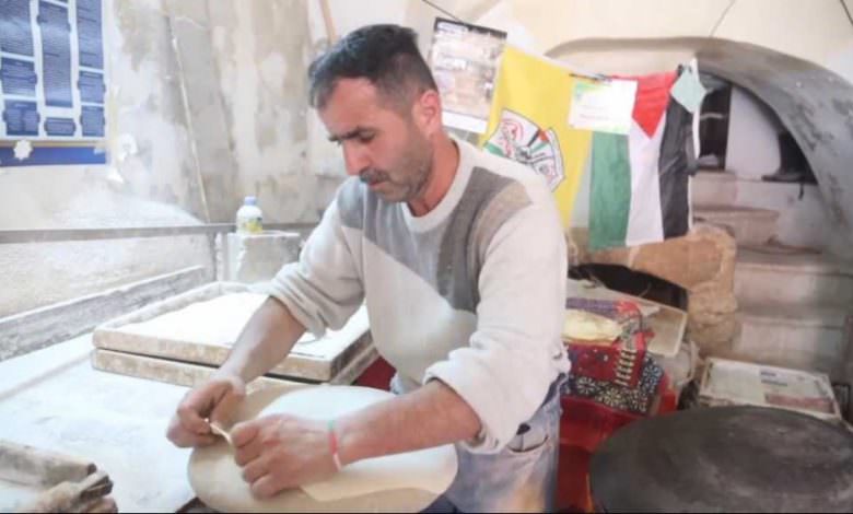 خبّازٌ فلسطينيٌ يتحدّى الكيان الصهيوني ومستوطنيه