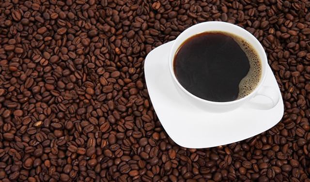 دراسة تحسم الجدل.. شرب القهوة يطيل العمر