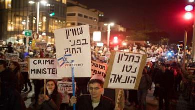الإسرائيليون يواصلون التظاهر ضد فساد نتنياهو ويدعون لسجنه