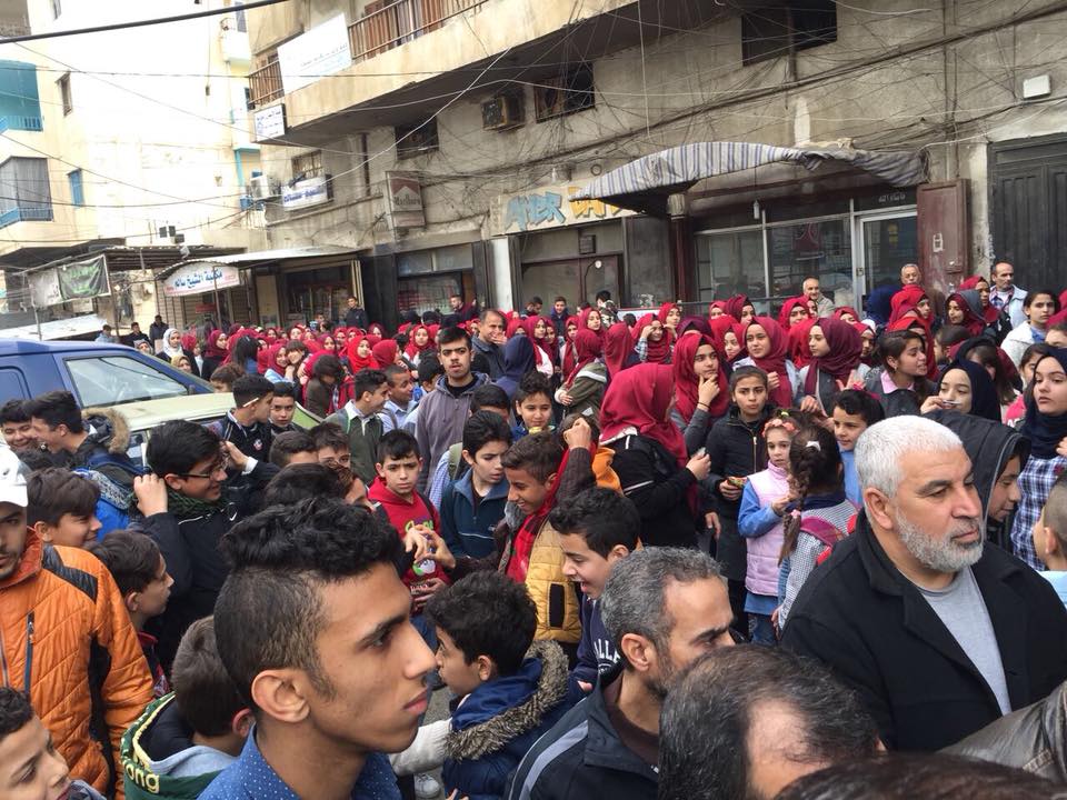 القوى الطلابية في مخيم البداوي تقيم اعتصاماً جماهيرياً أمام محطة سرحان