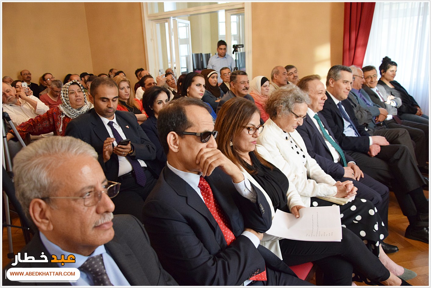 السيد الرئيس محمود عباس يمنح الشاعر والفنان العراقي مؤيد الراوي وسام الثقافة والعلوم والفنون