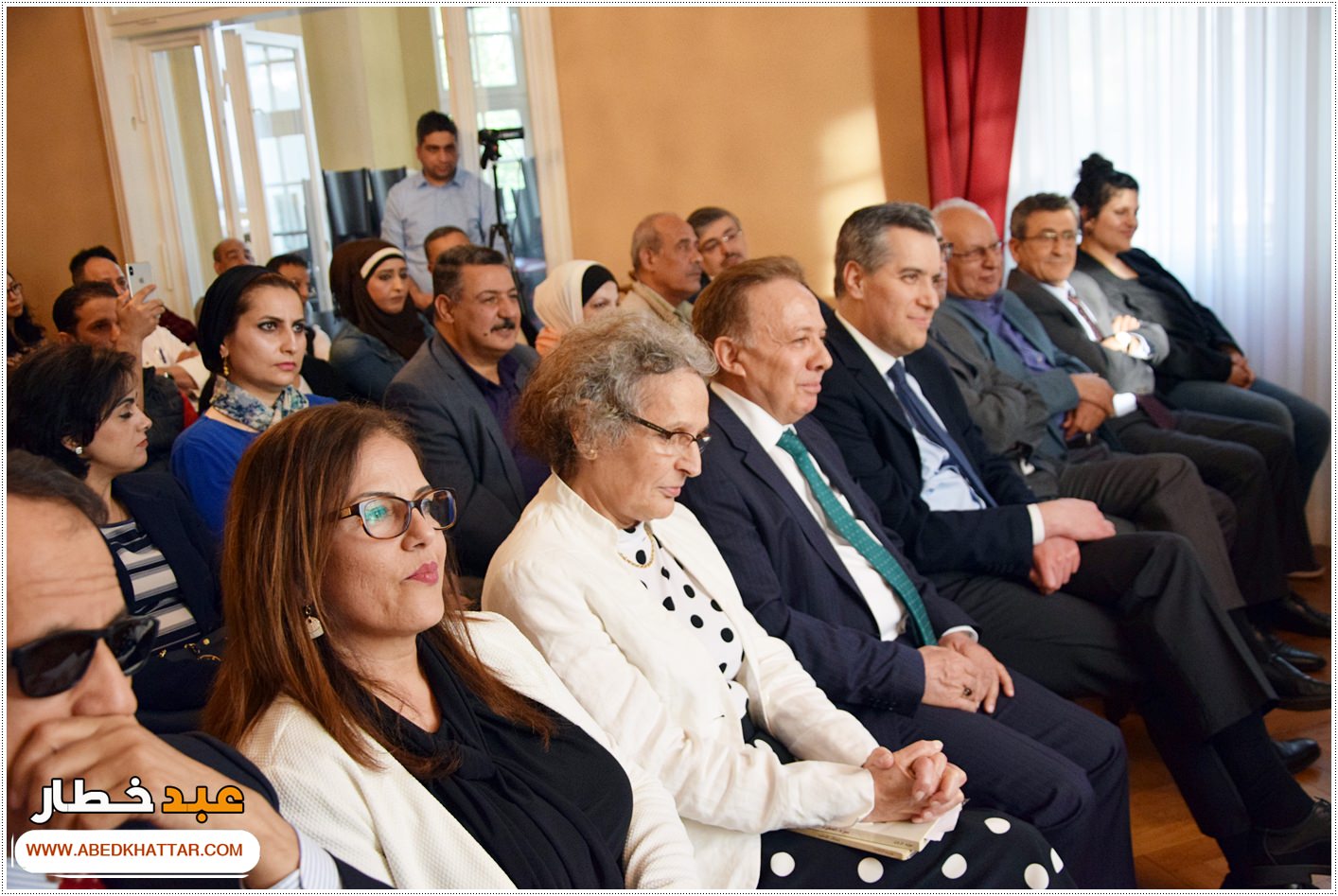 السيد الرئيس محمود عباس يمنح الشاعر والفنان العراقي مؤيد الراوي وسام الثقافة والعلوم والفنون