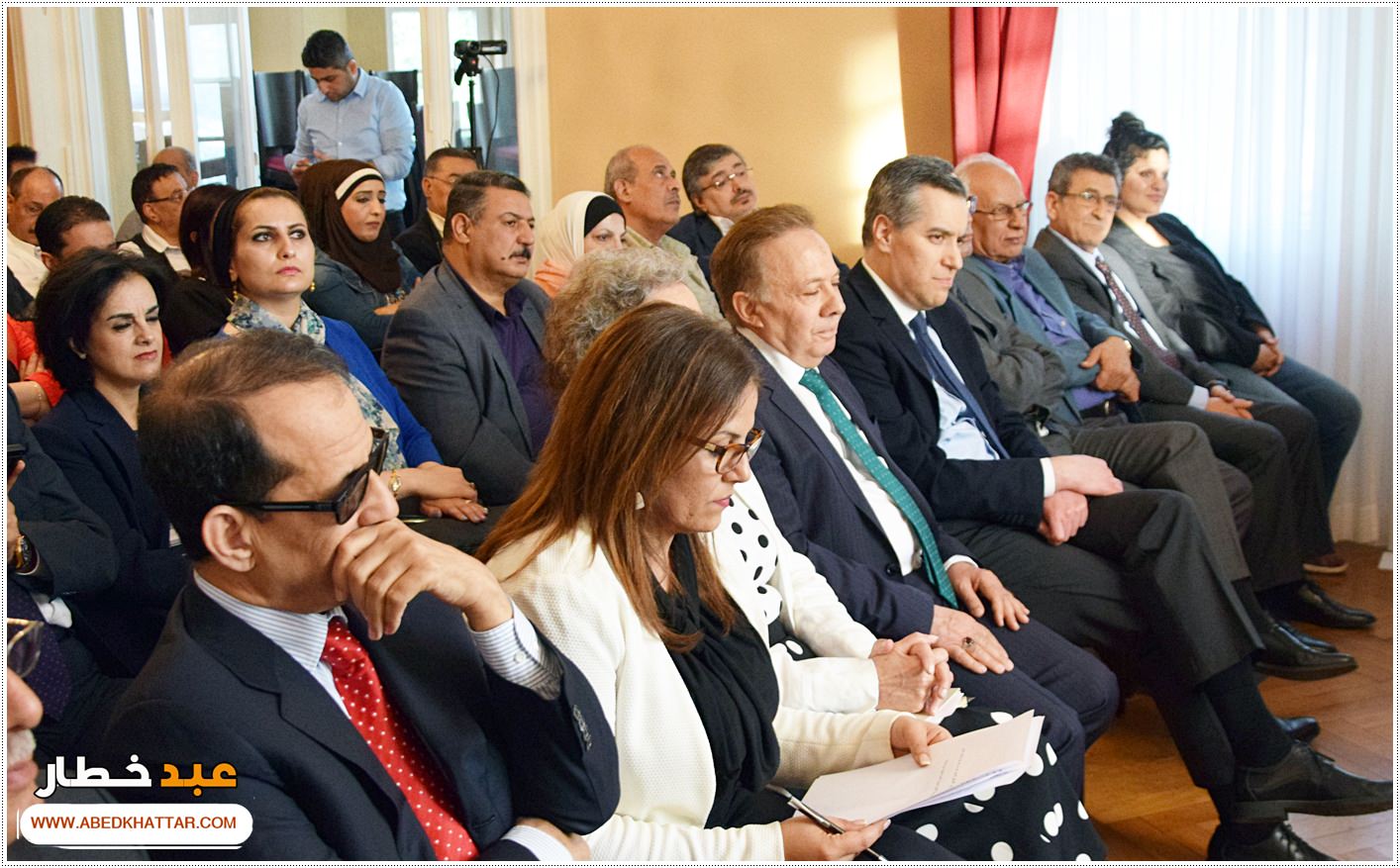 السيد الرئيس محمود عباس يمنح الشاعر والفنان العراقي مؤيد الراوي وسام الثقافة والعلوم والفنون