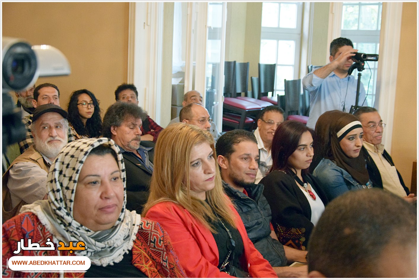 السيد الرئيس محمود عباس يمنح الشاعر والفنان العراقي مؤيد الراوي وسام الثقافة والعلوم والفنون