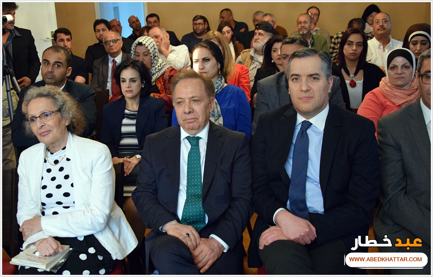 السيد الرئيس محمود عباس يمنح الشاعر والفنان العراقي مؤيد الراوي وسام الثقافة والعلوم والفنون