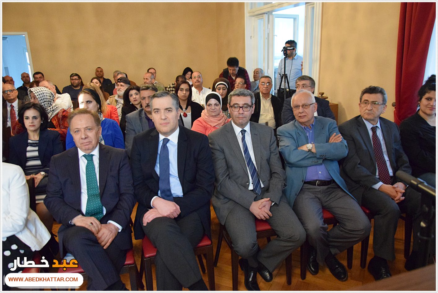 السيد الرئيس محمود عباس يمنح الشاعر والفنان العراقي مؤيد الراوي وسام الثقافة والعلوم والفنون