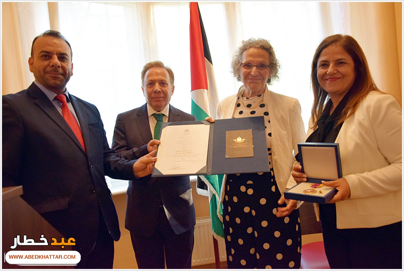 السيد الرئيس محمود عباس يمنح الشاعر والفنان العراقي مؤيد الراوي وسام الثقافة والعلوم والفنون