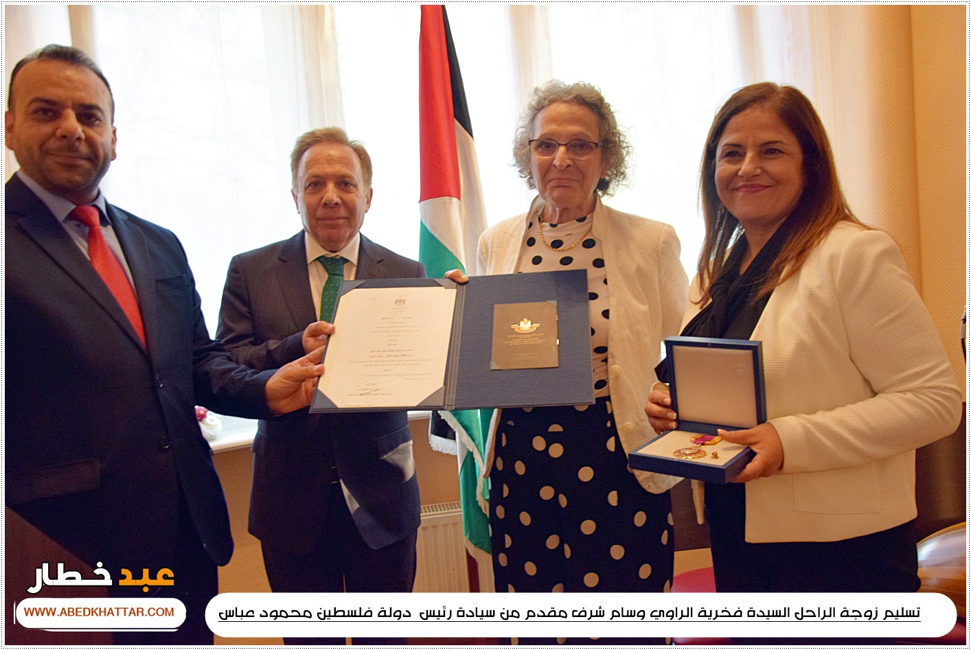 السيد الرئيس محمود عباس يمنح الشاعر والفنان العراقي مؤيد الراوي وسام الثقافة والعلوم والفنون