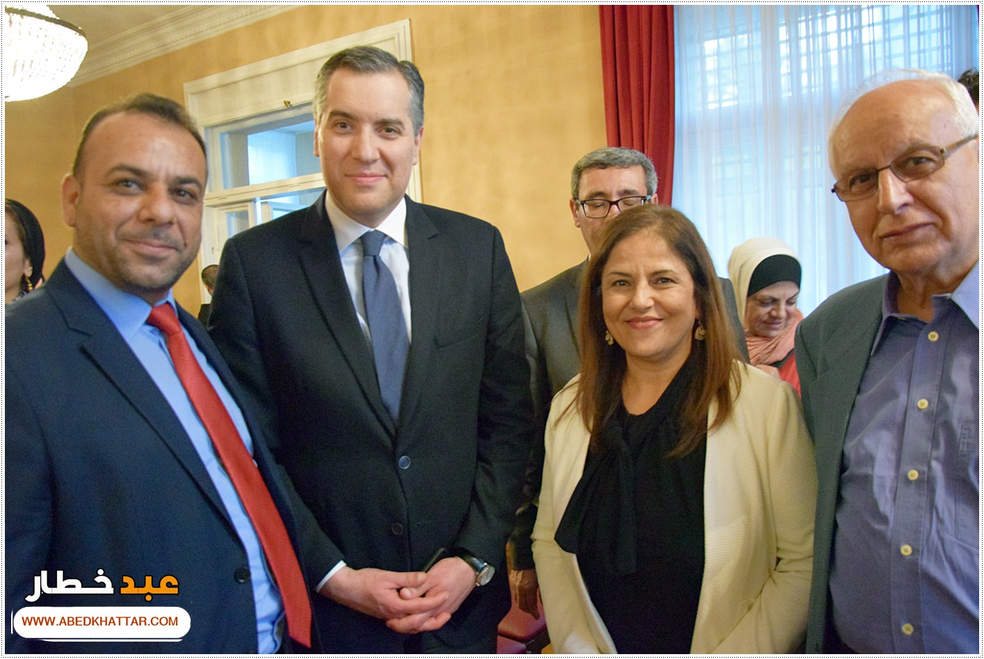 السيد الرئيس محمود عباس يمنح الشاعر والفنان العراقي مؤيد الراوي وسام الثقافة والعلوم والفنون