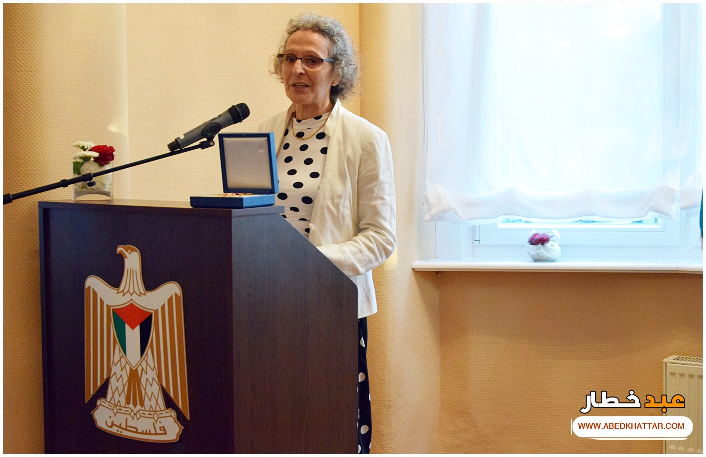 السيد الرئيس محمود عباس يمنح الشاعر والفنان العراقي مؤيد الراوي وسام الثقافة والعلوم والفنون