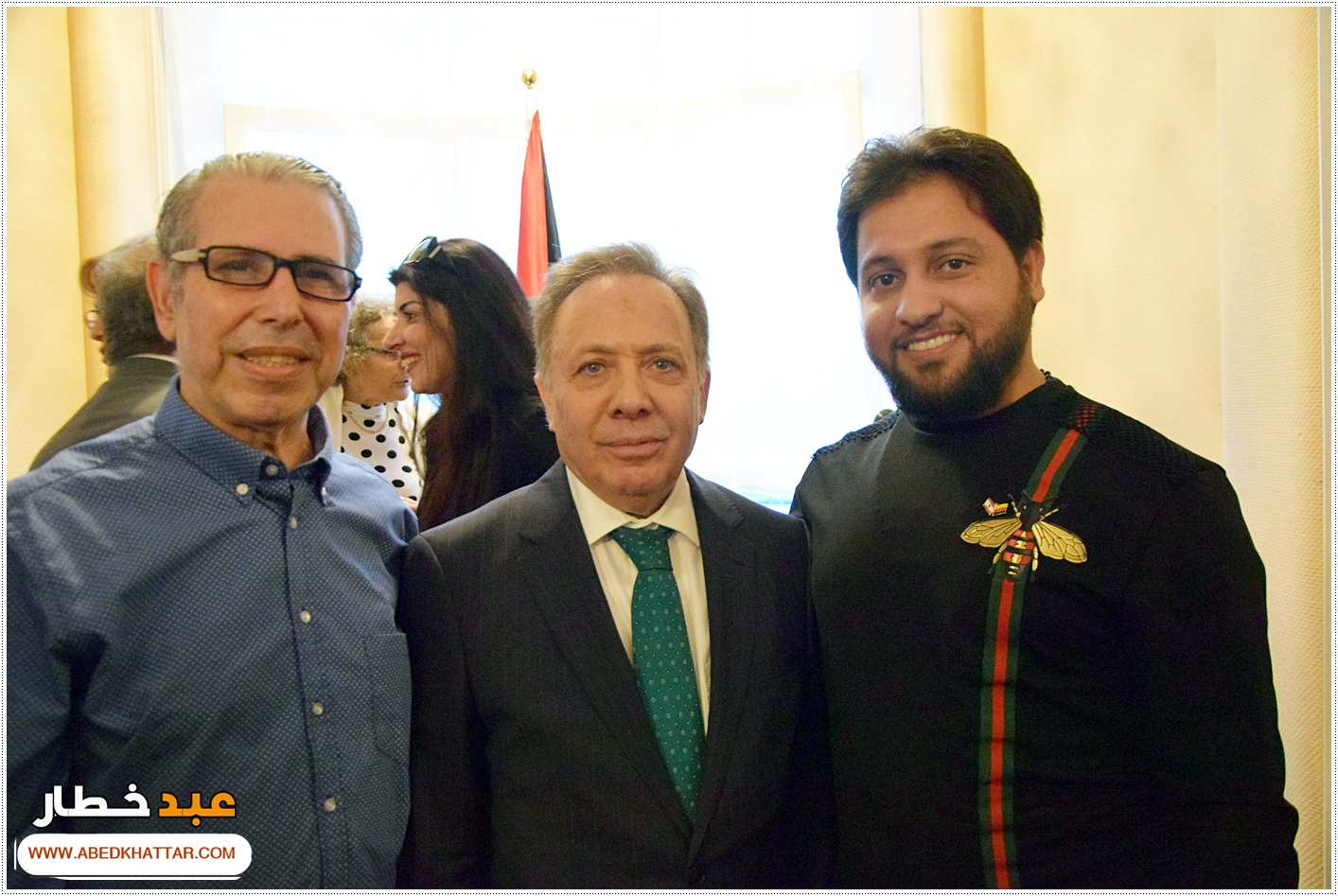 السيد الرئيس محمود عباس يمنح الشاعر والفنان العراقي مؤيد الراوي وسام الثقافة والعلوم والفنون