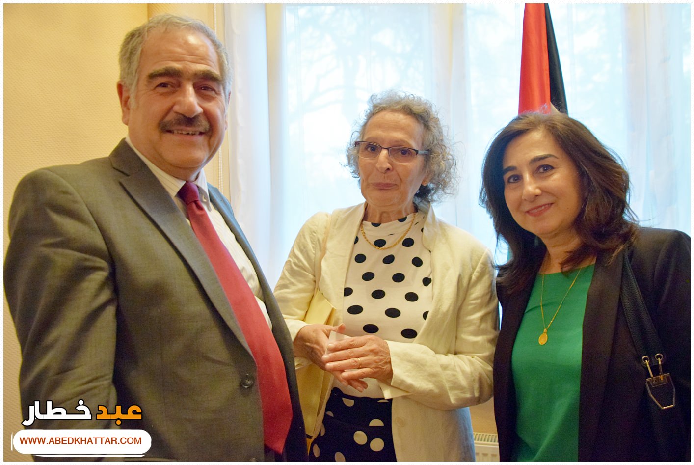 السيد الرئيس محمود عباس يمنح الشاعر والفنان العراقي مؤيد الراوي وسام الثقافة والعلوم والفنون