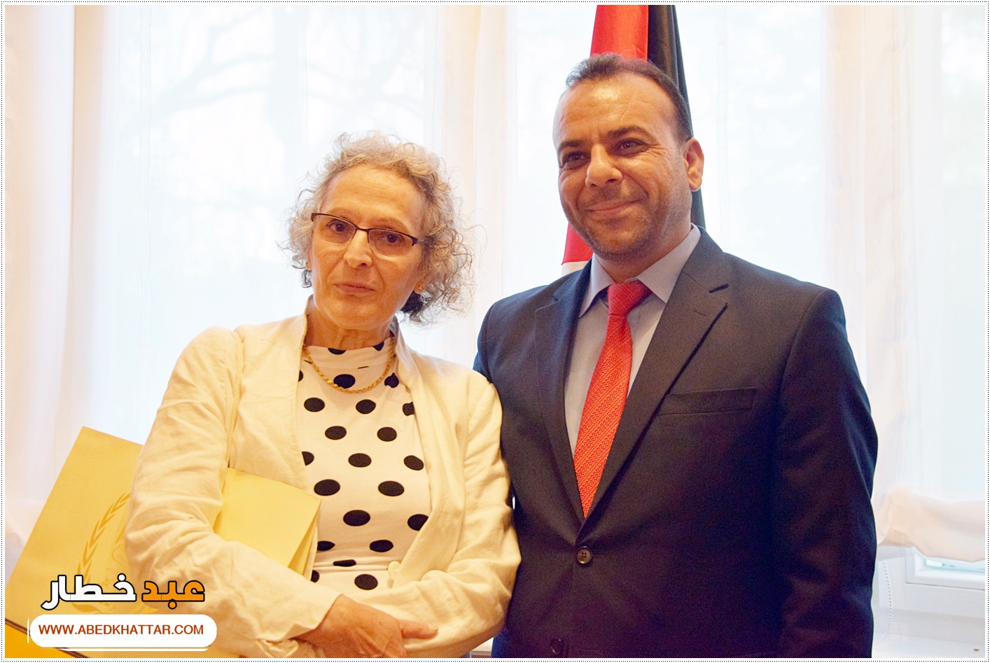 السيد الرئيس محمود عباس يمنح الشاعر والفنان العراقي مؤيد الراوي وسام الثقافة والعلوم والفنون