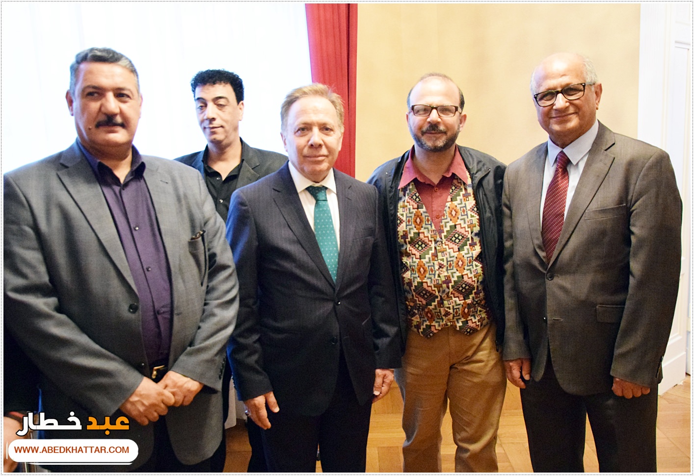 السيد الرئيس محمود عباس يمنح الشاعر والفنان العراقي مؤيد الراوي وسام الثقافة والعلوم والفنون