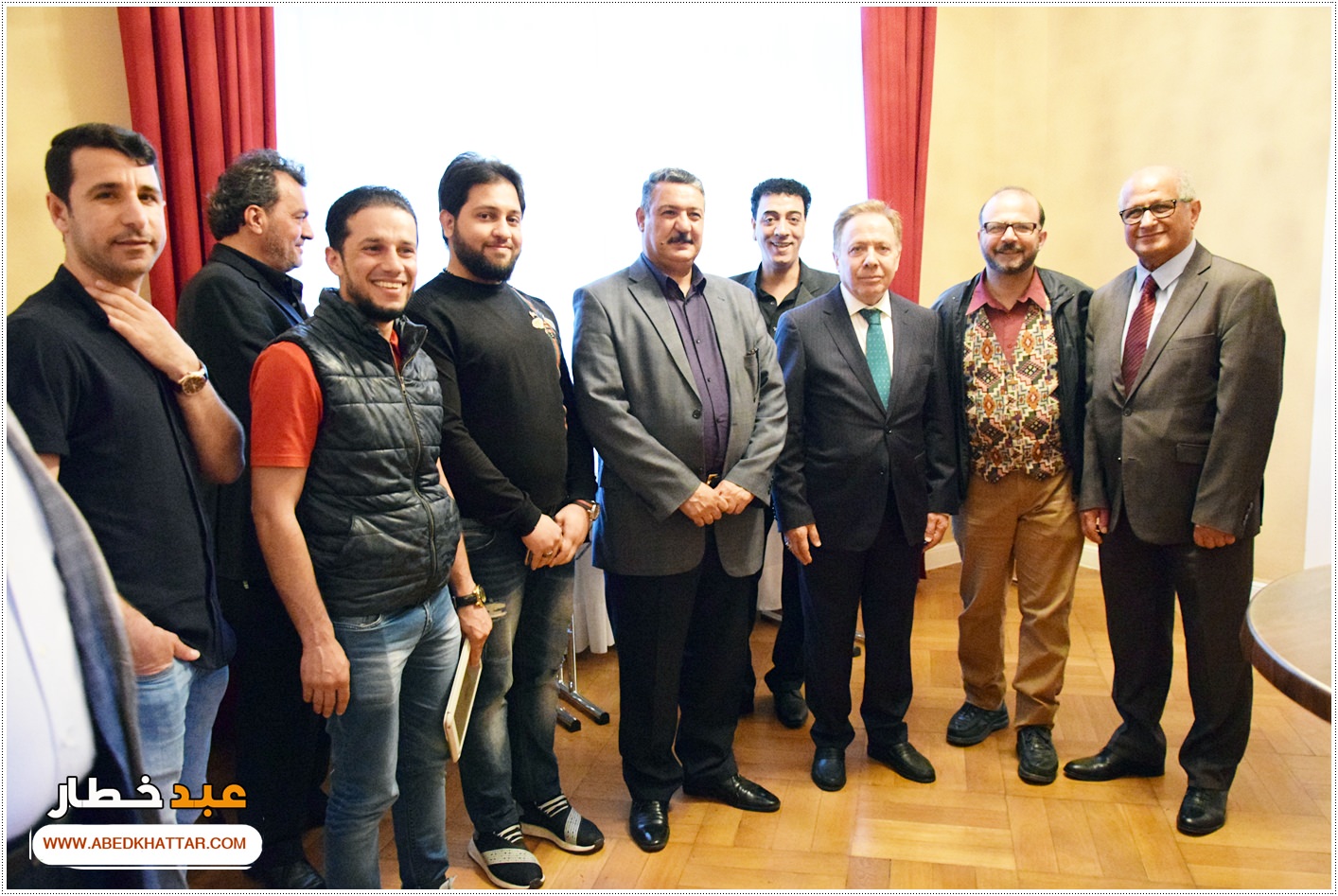 السيد الرئيس محمود عباس يمنح الشاعر والفنان العراقي مؤيد الراوي وسام الثقافة والعلوم والفنون