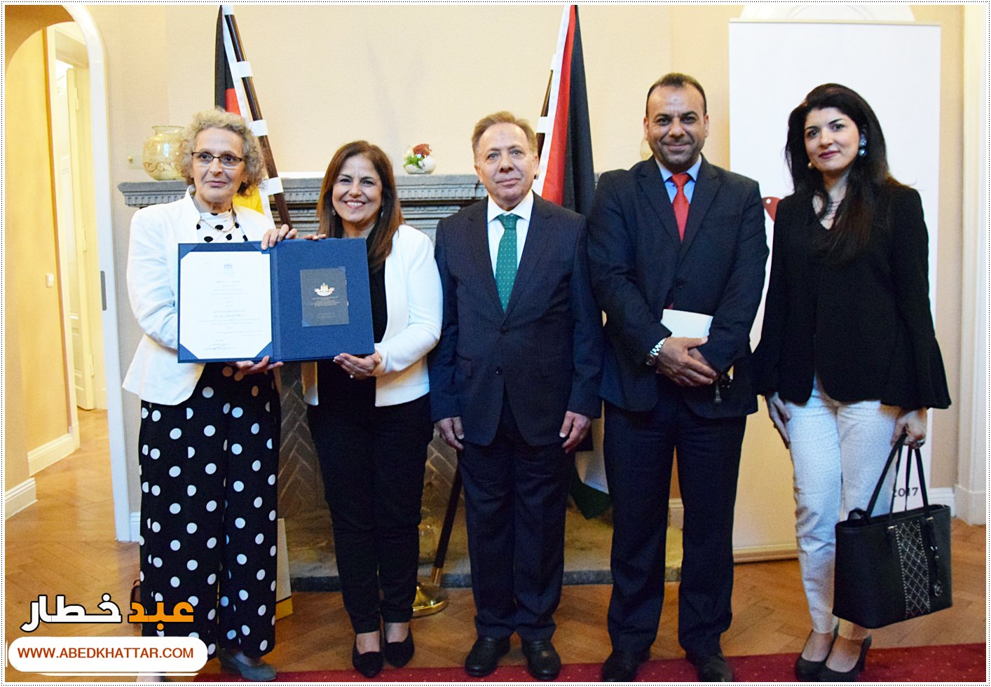 السيد الرئيس محمود عباس يمنح الشاعر والفنان العراقي مؤيد الراوي وسام الثقافة والعلوم والفنون