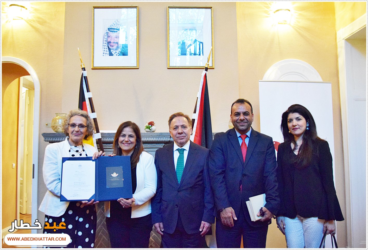 السيد الرئيس محمود عباس يمنح الشاعر والفنان العراقي مؤيد الراوي وسام الثقافة والعلوم والفنون