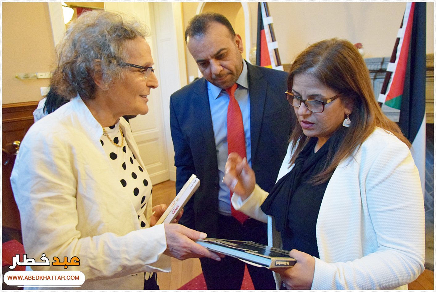 السيد الرئيس محمود عباس يمنح الشاعر والفنان العراقي مؤيد الراوي وسام الثقافة والعلوم والفنون