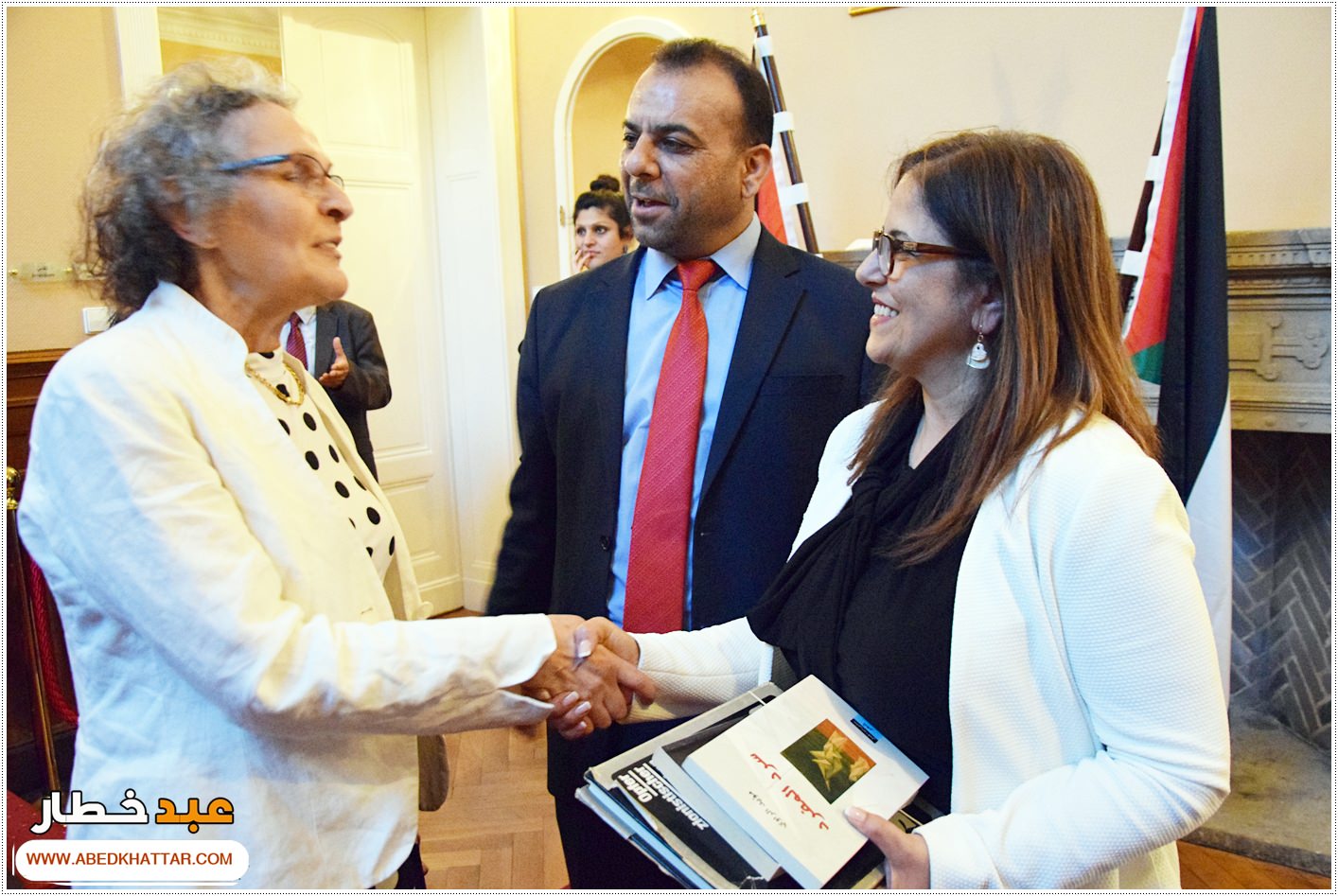 السيد الرئيس محمود عباس يمنح الشاعر والفنان العراقي مؤيد الراوي وسام الثقافة والعلوم والفنون