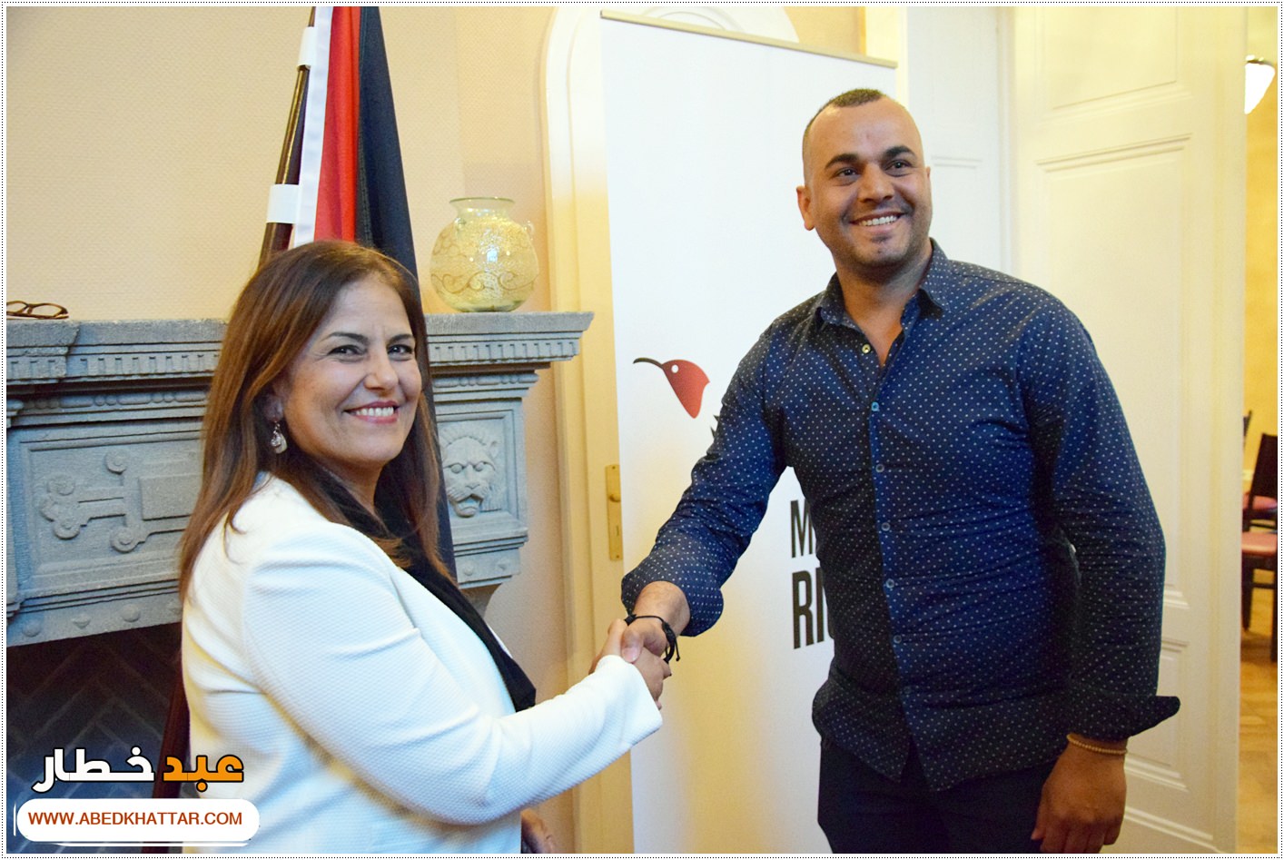 السيد الرئيس محمود عباس يمنح الشاعر والفنان العراقي مؤيد الراوي وسام الثقافة والعلوم والفنون