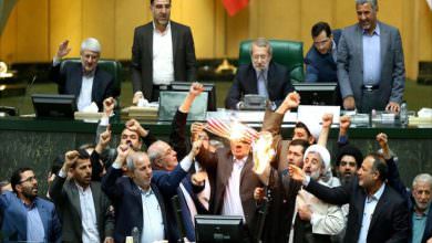 ردا على ترامب.. النواب الإيراني يحرق الاتفاق والعلم الأميركي